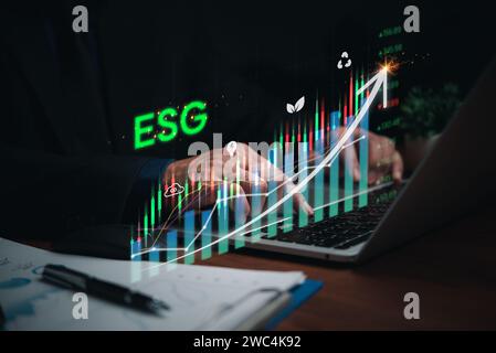 Die Analyse von Umweltbeständen und -Fonds steht im Einklang mit dem Investitionskonzept der ESG für umweltbezogene soziale Governance. Geschäftsleute berichten von Börsensozia Stockfoto