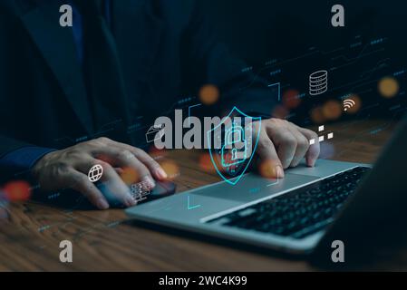 Cybersicherheit Data Network Protect in Aktion auf Laptop Digital Padlock und Cloud Technology Privacy System Internet Online Service Concept Stockfoto