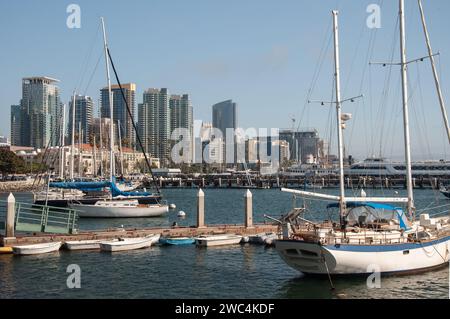 San Diego, Kalifornien, USA – 14. August 2023. Boote im Yachthafen und Skyline der Innenstadt, San Diego Stadtbild Stockfoto