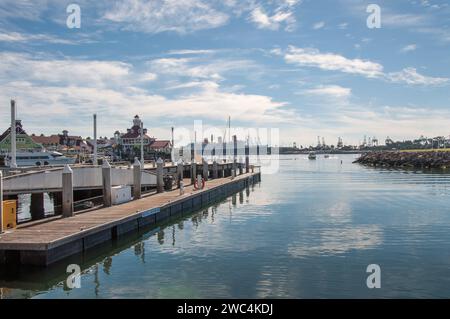 Long Beach, Los Angeles, Kalifornien, USA - 1. Dezember 2013. Blick auf die Bucht, Queen Mary und das Dorf Shoreline Stockfoto