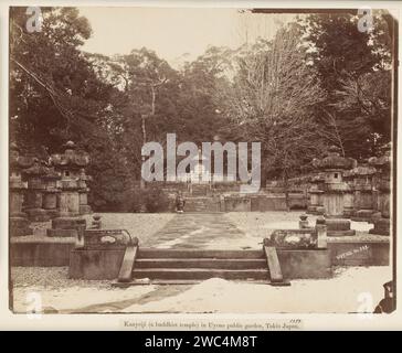 Blick auf Kan'ei-JI im Ueno Park in Tokio, Anonym, 1884 Foto Tokio Papier. Tempel mit Pappalbumendruck, Schrein  Shinto Kan'iei-JI Stockfoto