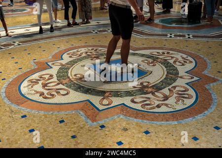 Mosaik eines Stiers auf dem Boden der Galleria Vittorio Emanuele II in Mailand, Italiens ältester aktiver Einkaufsgalerie Stockfoto