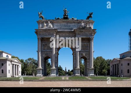 Blick auf Porta Sempione („Simplon-Tor“) und den Arco della Pace („Friedensbogen“) in Mailand, Italien. Stockfoto