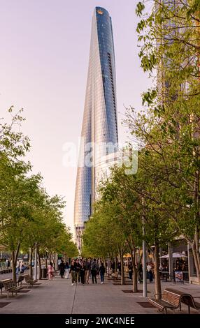 Blick auf die Abenddämmerung über die Crown Sydney und die Uferpromenade Wulugul Walk, Darling Harbour, Barangaroo, Sydney, Australien Stockfoto