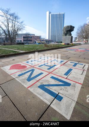 Chemnitz, Deutschland. Januar 2024. Blick auf das Karl-Marx-Denkmal im Zentrum von Chemnitz. Von einer ruhenden Industriestadt zum Zentrum der europäischen Kultur - die Stadt beginnt 2025 ihr Jahr als europäische Kulturhauptstadt und erwartet viele Gäste. (Zu dpa: 'Der Countdown läuft: Chemnitz ein Jahr vor Beginn des Europäischen Jahres der Kulturhauptstadt.') Credit: Hendrik Schmidt/dpa/Alamy Live News Stockfoto