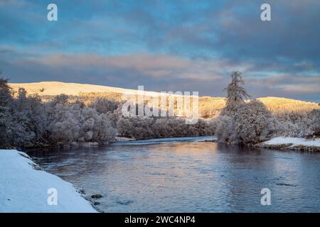 River Spey im Schnee. Speyside, Morayshire, Schottland Stockfoto