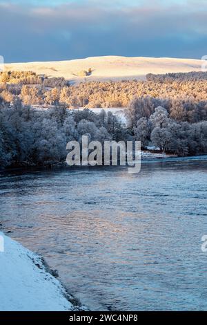 River Spey im Schnee. Speyside, Morayshire, Schottland Stockfoto