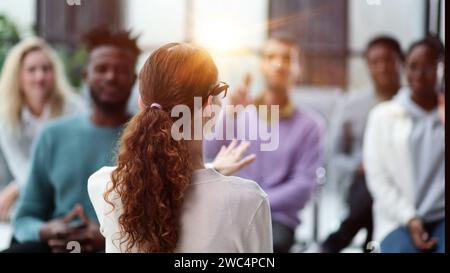 Junge Geschäftsfrau hält eine Präsentation in einem Konferenzraum. Stockfoto