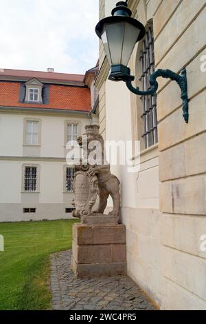 Schloss Fasanerie, Schlosspark aus den 1700er Jahren, bei Fulda, Deutschland, Skulptur eines gekrönten Löwen mit Kartusche mit geschnitzter Inschrift Stockfoto