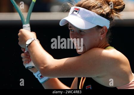 Melbourne, Victoria, Australien. Januar 2024. Barbora Krejcikova (CZE) in ihrem Einzel-Spiel gegen Mai Hontana (JPN) am ersten Tag der Australian Open 2024 im Melbourne Park am 14. Januar 2024 in Melbourne, Australien. (Kreditbild: © Ciro de Luca/ZUMA Press Wire) NUR REDAKTIONELLE VERWENDUNG! Nicht für kommerzielle ZWECKE! Stockfoto