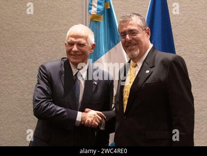 Guatemala Stadt, Guatemala. Januar 2024. Bernardo Arévalo (r), designierter guatemaltekischer Präsident, schüttelt am Ende einer gemeinsamen Pressekonferenz kurz vor der Amtseinführung Arévalos in Guatemala-Stadt die Hand mit Josep Borrell, dem Chef der Außenpolitik der Europäischen Union. Quelle: Sandra Sebastian/dpa/Alamy Live News Stockfoto