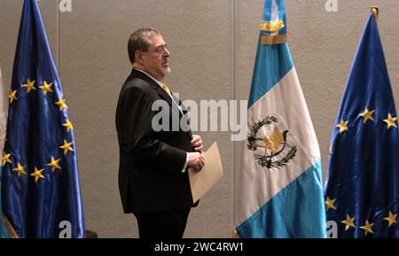 Guatemala Stadt, Guatemala. Januar 2024. Bernardo Arévalo, der designierte guatemaltekische Präsident, steht bei einer Pressekonferenz am Vorabend der Amtseinführung von Arévalo in Guatemala-Stadt zwischen zwei Flaggen. Quelle: Sandra Sebastian/dpa/Alamy Live News Stockfoto