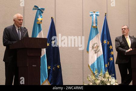 Guatemala Stadt, Guatemala. Januar 2024. Der designierte guatemaltekische Präsident Bernardo Arévalo (r) hört auf Josep Borrell, den Chef der Außenpolitik der Europäischen Union, bei einer gemeinsamen Pressekonferenz am Vorabend der Amtseinführung Arévalos in Guatemala-Stadt. Quelle: Sandra Sebastian/dpa/Alamy Live News Stockfoto