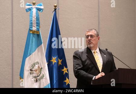 Guatemala Stadt, Guatemala. Januar 2024. Bernardo Arévalo, designierter guatemaltekischer Präsident, spricht auf einer Pressekonferenz am Vorabend der Amtseinführung von Arévalo in Guatemala-Stadt. Quelle: Sandra Sebastian/dpa/Alamy Live News Stockfoto