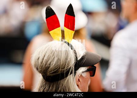 Melbourne, Australien, 14. Januar 2024. Ein deutscher Tennisfan verfolgt ein Spiel während des Australian Open Tennis Grand Slam 2024 im Melbourne Park. Foto: Frank Molter/Alamy Live News Stockfoto