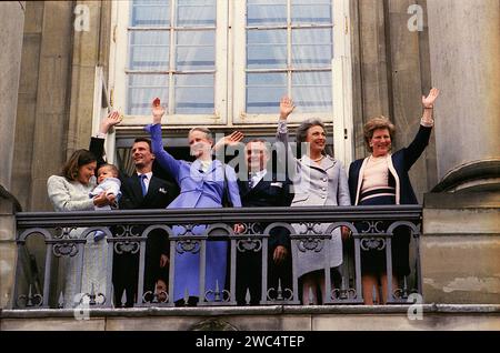 KOPENHAGEN/DÄNEMARK. 16 April-Datei Bilder Jahr ist unbekannt)H.M.die Königin Margredas Geburtstagsfest Jahr ist unbekannt Bild ist am 16 april Jahr unkown und Königin Margrethe aufgenommen, Prinz henrik Prinzessin benddedikt Königin anne marie Preis joachim und seine ehemalige Frau Fürsten Alexandran ihr erstes Kind auf Balkon des Amalienborg Palast (Foto von Francis Joseph Dean/Deanpictures) Stockfoto