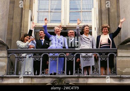 KOPENHAGEN/DÄNEMARK. 16 April-Datei Bilder Jahr ist unbekannt)H.M.die Königin Margredas Geburtstagsfest Jahr ist unbekannt Bild ist am 16 april Jahr unkown und Königin Margrethe aufgenommen, Prinz henrik Prinzessin benddedikt Königin anne marie Preis joachim und seine ehemalige Frau Fürsten Alexandran ihr erstes Kind auf Balkon des Amalienborg Palast (Foto von Francis Joseph Dean/Deanpictures) Stockfoto