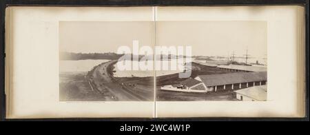 Blick auf die Gebäude, Kais und Umgebung der Tanjong Pagar Dock Co. Ltd In Singapur, G.R. Lambert & Co. (Zugeschrieben), ca. 1890 - in oder vor 1905 Foto Panorama bestehend aus fünf Drucken. Teil des Fotoalbums der Tanjong Pagar Dock Co. Ltd In Singapur. Singapur Fotounterstützung Albumendruckwerft, Schiffsanlegestelle. Schiffbauindustrie. pier, Kai, Kai. golf, Bucht (+ Landschaft mit Figuren, Personal) Singapur Stockfoto