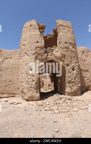 Fotos einer verlassenen persischen Karawanserei, Lehmziegelmauern, Texturen und Wüstenlandschaft – historische und architektonische Überreste. Stockfoto