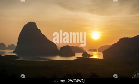 Landschaft auf dem Berg auf dem Meer am Samet Nangshe Aussichtspunkt bei Sonnenaufgang. Unsichtbarer Ort von Samet Nangchee in der Provinz Phang Nga, Thailand. Stockfoto