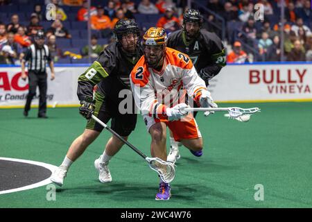 13. Januar 2024: Chris Cloutier (2) spielt im vierten Quartal gegen die Rochester Knighthawks. Die Rochester Knighthawks waren Gastgeber der Buffalo Bandits in einem Spiel der National Lacrosse League in der Blue Cross Arena in Rochester, New York. (Jonathan Tenca/CSM) Stockfoto