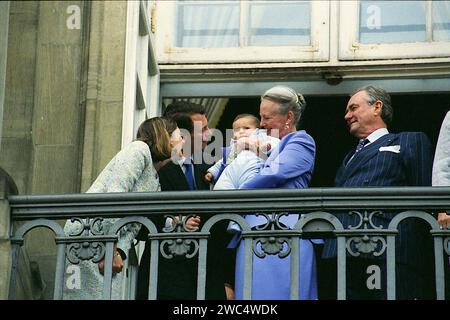 KOPENHAGEN/DÄNEMARK. 16. April Datei Bilder Jahr ist nicht wH.M.die Königin Margrethe Geburtstagsfeier Jahr ist unbekannt Bild ist am 16. april Jahr unbekannt und Königin Margrethe, Prinz henrik Prinzessin benddedikt Königin anne marie Preis joachim und seine ehemalige Frau Prinzen Alexandran ihr erstes Kind auf dem Balkon des Palastes Amalienborg Stockfoto