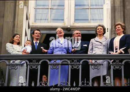 KOPENHAGEN/DÄNEMARK. 16. April Datei Bilder Jahr ist nicht wH.M.die Königin Margrethe Geburtstagsfeier Jahr ist unbekannt Bild ist am 16. april Jahr unbekannt und Königin Margrethe, Prinz henrik Prinzessin benddedikt Königin anne marie Preis joachim und seine ehemalige Frau Prinzen Alexandran ihr erstes Kind auf dem Balkon des Palastes Amalienborg Stockfoto