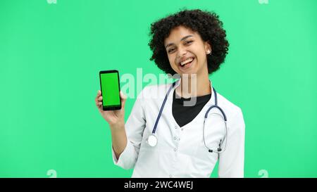 Ärztin, Nahaufnahme, auf grünem Hintergrund, mit Telefon Stockfoto