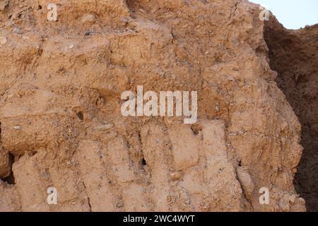 Fotos einer verlassenen persischen Karawanserei, Lehmziegelmauern, Texturen und Wüstenlandschaft – historische und architektonische Überreste. Stockfoto