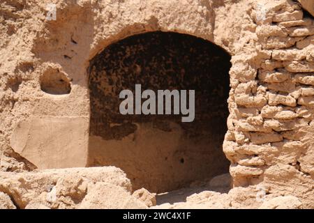 Fotos einer verlassenen persischen Karawanserei, Lehmziegelmauern, Texturen und Wüstenlandschaft – historische und architektonische Überreste. Stockfoto