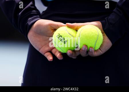 Melbourne, Australien. Januar 2024. Tennis: Grand Slam - Australian Open. Ein Ballkind hält zwei Tennisbälle in der Hand. Frank Molter/dpa/Alamy Live News Stockfoto