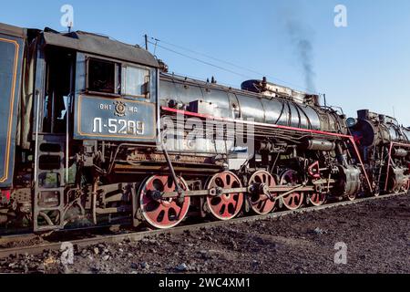 SORTAVALA, RUSSLAND - 11. JUNI 2022: Alte sowjetische Dampflokomotive L-5289 (L-Serie, Lebedjanka) Nahaufnahme an einem sonnigen Tag. Bahnhof Sortavala Stockfoto