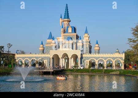 TASCHKENT, USBEKISTAN - 03. SEPTEMBER 2022: Fabelhaftes Schloss im Kinderspielpark der „Zauberstadt“ an einem sonnigen Septemberabend Stockfoto