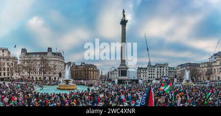 Ein Panoramablick auf eine große versammelte Menschenmenge auf dem Trafalgar Square für eine Pro-Palästina-Kundgebung. Stockfoto