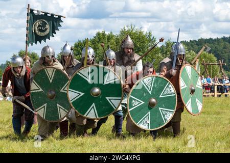 REGION TVER, RUSSLAND - 22. JULI 2023: Fragment der Demonstrationsaufführungen von Teilnehmern des historischen Festivals „Epic Coast-2023“ Stockfoto