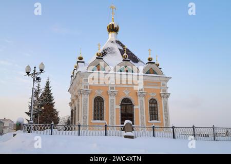 RYBINSK, RUSSLAND - 01. JANUAR 2024: Antike Kapelle von St. Nicholas der Wundertäter an einem Januartag Stockfoto
