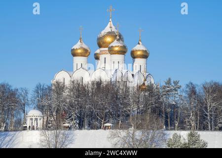 Kathedrale der Himmelfahrt der Heiligen Jungfrau Maria in einer Winterlandschaft an einem sonnigen Januartag. Blick vom Strelka Park. Jaroslawl, Goldener Ring Stockfoto
