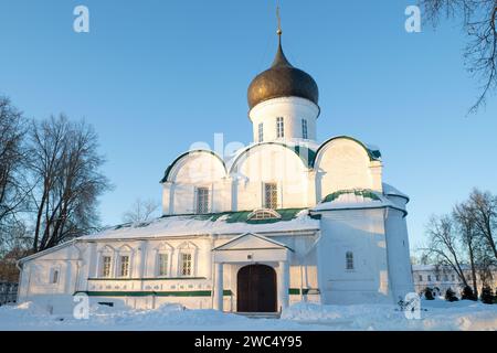 Alte Dreifaltigkeitskirche (1513) in Aleksandrowskaja Sloboda an einem Januarabend. Alexandrow. Region Wladimir, Russland Stockfoto