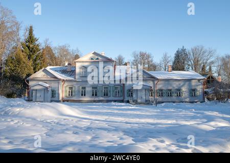 ABRAMTSEVO, RUSSLAND - 5. JANUAR 2024: Das antike Haus des russischen Industriellen und Philanthropen S.I. Mamontow im Anwesen Abramtsevo auf einem J Stockfoto