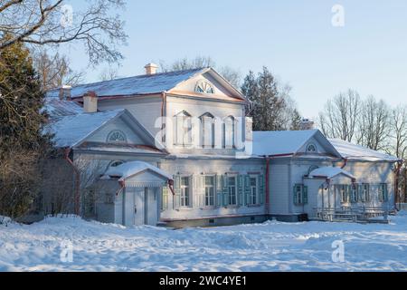 ABRAMTSEVO, RUSSLAND - 5. JANUAR 2024: Im alten Haus des russischen Industriellen und Philanthropen S.I. Mamontow im Anwesen Abramtsevo Stockfoto