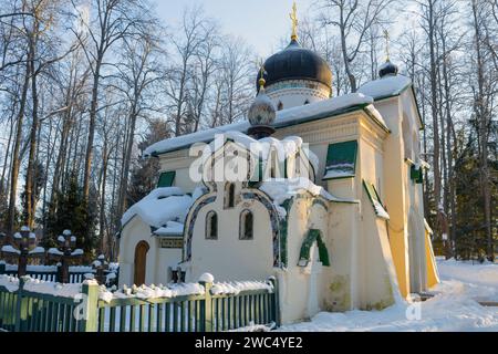 ABRAMTSEVO, RUSSLAND - 5. JANUAR 2024: Die alte Kirche des Erlösers des wundersamen Bildes im Anwesen Abramtsevo an einem Januartag. Region Moskau Stockfoto