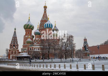 Blick auf die alte Kathedrale der Fürsprache der Heiligen Jungfrau auf dem Wassergraben (Basilius-Kathedrale) an einem bewölkten Januartag. Moskau, Russland Stockfoto