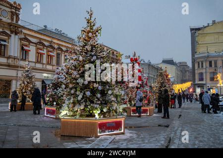 MOSKAU, RUSSLAND - 06. JANUAR 2024: Neujahr in Moskau. Neujahrsbäume auf der Kuznetsky-Straße in der Januardämmerung Stockfoto