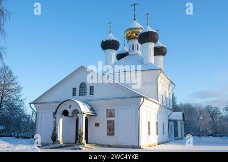 Die antike Kirche der lebensspendenden Dreifaltigkeit (1787) an einem frostigen Januarmorgen. Tempelkomplex in Zavidovo. Region Tver, Russland Stockfoto