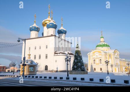 TVER, RUSSLAND - 07. JANUAR 2024: Die alte Spaso-Preobraschenski-Kathedrale an einem sonnigen Januartag Stockfoto