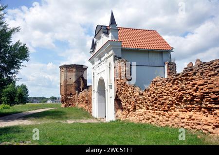 Restauriertes Eingangstor und Überreste der Mauern des Karthuserklosters von 1648-1666 in der Stadt Bereza, Belarus. Stockfoto