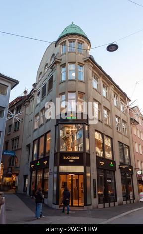 ST. GALLEN, SCHWEIZ - 3. JANUAR 2024: Uhrenladen berühmter Marken in St. Gallen Stockfoto