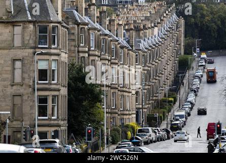 Aktenfoto vom 09/2020 von Mietwohnungen entlang der Comely Bank in Edinburgh. Die Analyse hat ergeben, dass langfristige Leerhäuser in Schottland einen geschätzten Wert von mehr als 3 Milliarden Pfund haben. Ausgabedatum: Sonntag, 14. Januar 2024. Stockfoto