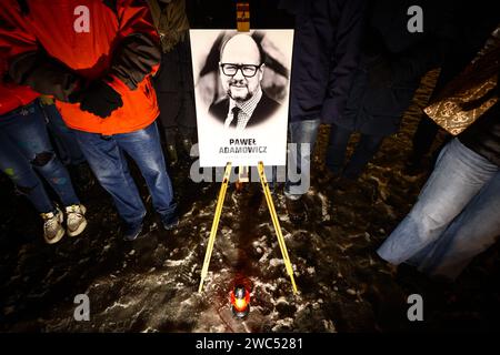 Polen, Krakau. Januar 2024. Die Menschen versammeln sich am Hauptplatz, um dem 5. Todestag von Bürgermeister Pawel Adamowicz zu gedenken. Krakau, Polen, am 13. Januar 2024. Adamowicz, der Bürgermeister von Danzig, starb, nachdem er auf einer Bühne von einem Mann mit einem Messer während einer Wohltätigkeitsveranstaltung unter freiem Himmel in seiner Stadt erstochen wurde. (Kreditbild: © Beata Zawrzel/ZUMA Press Wire) NUR REDAKTIONELLE VERWENDUNG! Nicht für kommerzielle ZWECKE! Stockfoto