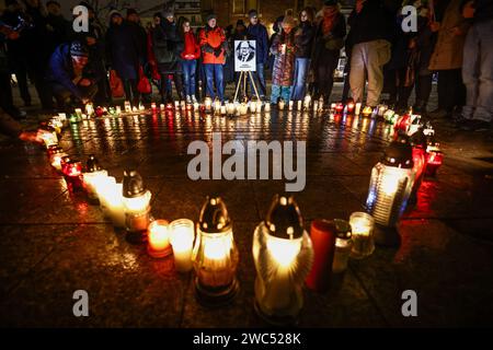 Polen, Krakau. Januar 2024. Die Menschen versammeln sich am Hauptplatz, um dem 5. Todestag von Bürgermeister Pawel Adamowicz zu gedenken. Krakau, Polen, am 13. Januar 2024. Adamowicz, der Bürgermeister von Danzig, starb, nachdem er auf einer Bühne von einem Mann mit einem Messer während einer Wohltätigkeitsveranstaltung unter freiem Himmel in seiner Stadt erstochen wurde. (Kreditbild: © Beata Zawrzel/ZUMA Press Wire) NUR REDAKTIONELLE VERWENDUNG! Nicht für kommerzielle ZWECKE! Stockfoto